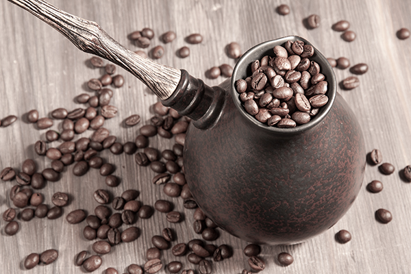турка и кофейное зерно